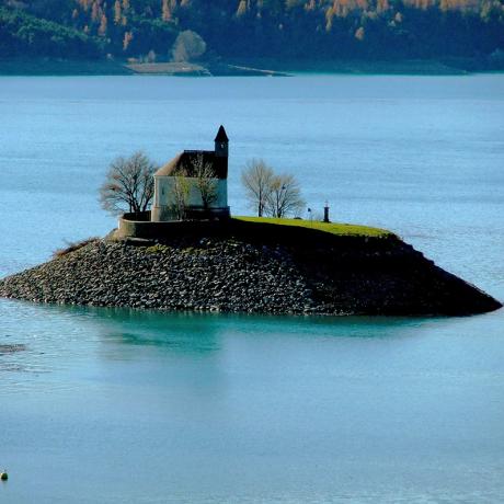 Chapelle St Michel du lac de Serre-Ponçon La chapele St Michel sur son petit îlot au milieu des flots bleus